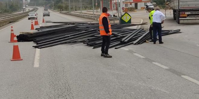 Gemlik’te kantara giren tırdaki profiller yola savruldu