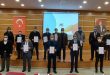Gemlik'te Okullar “Temiz” Belgesi Aldı Gemlik İlçe Milli Eğitim Müdürlüğüne bağlı 47 okul ve kurum, Şehit Esat Akbaba Ortaokulu, Gemlik Anadolu İmam Hatip Lisesi ve Celal Bayar Anadolu Lisesi’nde, pandemi tedbirlerine uyularak düzenlenen törenlerle “Okulum Temiz” belgelerini aldılar. İlçe Milli eğitim müdürlüğünden yapılan açıklamada, "İlçemizde okullarımızın ve kurumlarımızın, yüz yüze eğitim öncesi fiziki ortamlarının temizliğini ve güvenirliliğini belgelemek üzere büyük gayretle hazırlık yaparak başvuruda bulunduğu, Eylül ayından beri devam etmekte olan 'Okulum Temiz' belgelendirme sürecinde ilk ve orta dereceli 47 okulumuz ve kurumumuz belgelerini almaya hak kazandı. Milli Eğitim Bakanlığımız ile Türk Standartları Enstitüsü (TSE) arasında, 27 Temmuz 2020 tarihinde imzalanan "Eğitim Kurumlarında Hijyen Şartlarının Geliştirilmesi ve Enfeksiyonu Önleme İş Birliği Protokolü" kapsamında, tüm okul ve kurumlarımızda hijyen şartlarının geliştirilmesi, enfeksiyon önleme ve kontrol süreçlerinin tutarlı, geçerli, güvenilir, tarafsız bir anlayışla sürdürülmesi amacıyla "Okulum Temiz" belgelendirme programı yürürlüğe alınmıştı. İlçe Milli Eğitim Müdürlüğümüz bünyesinde de İlçe İş Sağlığı -Güvenliği Uzmanı, TSE Denetçisi Abdullah Akpınaroğlu ve TSE Denetçisi Elif Murt tarafından yürütülen çalışmalarda, başvuruların tamamlanmasının ardından, okulların masa başı ve saha incelemelerine ve değerlendirmelerine başlanmıştı.