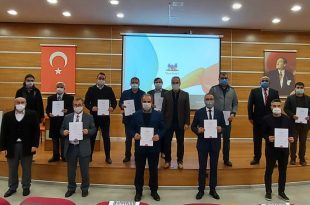 Gemlik'te Okullar “Temiz” Belgesi Aldı Gemlik İlçe Milli Eğitim Müdürlüğüne bağlı 47 okul ve kurum, Şehit Esat Akbaba Ortaokulu, Gemlik Anadolu İmam Hatip Lisesi ve Celal Bayar Anadolu Lisesi’nde, pandemi tedbirlerine uyularak düzenlenen törenlerle “Okulum Temiz” belgelerini aldılar. İlçe Milli eğitim müdürlüğünden yapılan açıklamada, "İlçemizde okullarımızın ve kurumlarımızın, yüz yüze eğitim öncesi fiziki ortamlarının temizliğini ve güvenirliliğini belgelemek üzere büyük gayretle hazırlık yaparak başvuruda bulunduğu, Eylül ayından beri devam etmekte olan 'Okulum Temiz' belgelendirme sürecinde ilk ve orta dereceli 47 okulumuz ve kurumumuz belgelerini almaya hak kazandı. Milli Eğitim Bakanlığımız ile Türk Standartları Enstitüsü (TSE) arasında, 27 Temmuz 2020 tarihinde imzalanan "Eğitim Kurumlarında Hijyen Şartlarının Geliştirilmesi ve Enfeksiyonu Önleme İş Birliği Protokolü" kapsamında, tüm okul ve kurumlarımızda hijyen şartlarının geliştirilmesi, enfeksiyon önleme ve kontrol süreçlerinin tutarlı, geçerli, güvenilir, tarafsız bir anlayışla sürdürülmesi amacıyla "Okulum Temiz" belgelendirme programı yürürlüğe alınmıştı. İlçe Milli Eğitim Müdürlüğümüz bünyesinde de İlçe İş Sağlığı -Güvenliği Uzmanı, TSE Denetçisi Abdullah Akpınaroğlu ve TSE Denetçisi Elif Murt tarafından yürütülen çalışmalarda, başvuruların tamamlanmasının ardından, okulların masa başı ve saha incelemelerine ve değerlendirmelerine başlanmıştı.