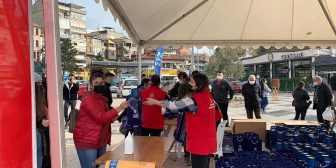  Büyükşehir Belediyesinin  YKS setleri Gemlik’te de dağıtıldı