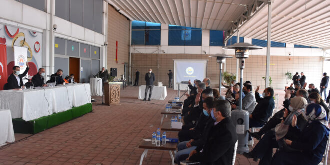 Gemlik Emniyetinden İlçeler Arası Hırsızlık Operasyonu Gemlik İlçe Emniyet Müdürlüğü, son dönemlerde meydana gelen kombi hırsızlığı ile alakalı çalışmaları sonucunda Hisartepe Mahallesinde yaşanan hırsızlık ile alakalı inceleme yaptılar. Güvenlik kameraları ve mobeseleri incelenmesi sonrasında, zanlılar tespit edildi. Gemlik’ten Başlayan Çalışma, Sölöz’de Son Buldu Gemlik’te Gemlik İlçe Emniyet Müdürlüğü ekipleri tarafından başlayan çalışma, Orhangazi’ye dayandı. Orhangazi’nin Yeni Sölöz Mahallesinde olduğu tespit edilen zanlılar, Özgür C. Murat G. Rıfat T. Gözaltına alındı. Kombi Dere Kenarında Bulundu Zanlıların çaldığı Kombi ise, Yeni Sölöz Mahallesinde dere kenarında saklanmış halde bulundu. Üç zanlı da, Gemlik İlçe Emniyet Müdürlüğüne getirildi. İfadesi alınan zanlılar, Gemlik Adliyesinde hakim karşısına çıkarıldı.