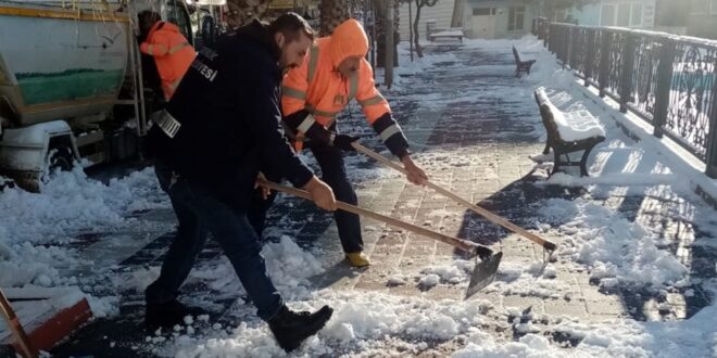 Gemlik Belediyesi’nden 24 saat kar mesaisi