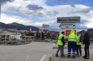 Gemlik ilçe merkezinde kameralı denetim tabelaları konuldu
