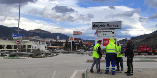 Gemlik ilçe merkezinde kameralı denetim tabelaları konuldu