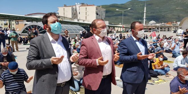 GAZZE ŞEHİTLERİ İÇİN GEMLİK’TE GİYABİ CENAZE NAMAZI KILINDI