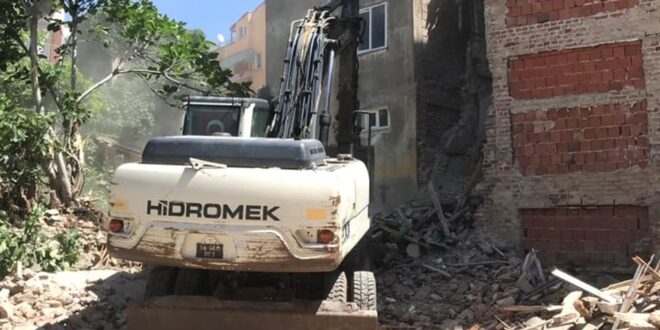 Metruk bina yıkımları sürüyor