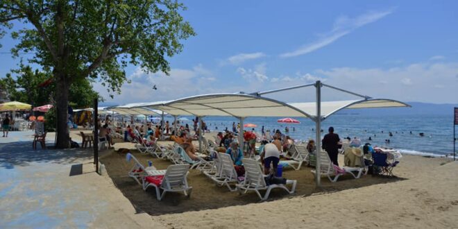 Gemlik Belediyesi’nden halk plajında özel plaj gibi hizmet