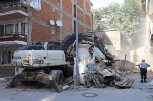 Gemlik Belediyesi metruk bina yıkımlarını sürdürüyor