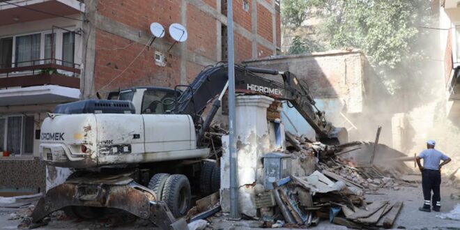 Gemlik Belediyesi metruk bina yıkımlarını sürdürüyor
