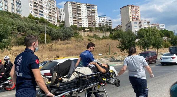Motosikleti araç sıkıştırdı, 2 kişi yaralandı