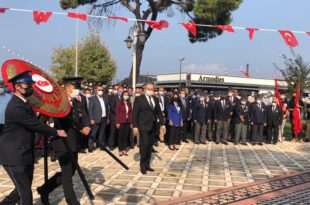 Gemlik’te 30 Ağustos Zafer Bayramı Törenlerinde Atatürk Anıtına çelenk sunumu gerçekleştirildi.