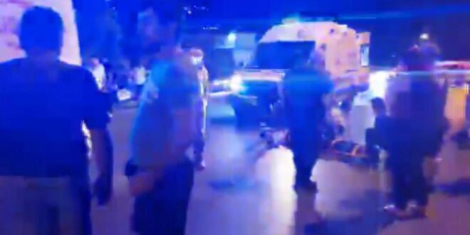 KARŞIDAN KARŞIYA GEÇEN ANNE VE ÇOCUĞUNA OTOMOBİL ÇARPTI