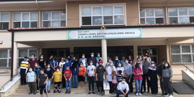Gönüllü Gençlerden Cihatlı Özel Eğitim Okulu Öğrencilerine Duygulu Ziyaret