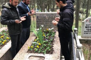 ÜLKÜ OCAKLARI ÖĞRETMENLER GÜNÜNDE ŞEHİT ÖĞRETMEN ETHEM YAŞAR'I KABRİ BAŞINDA KUR'AN-I KERİM TİLAVETİ VE DUALARLA ANDILAR.