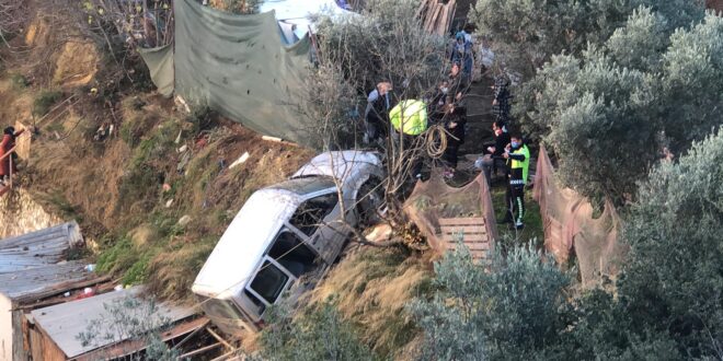 Gemlik'te kaza, kapalı kasa kamyonet 50 metreden uçtu