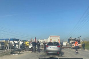 Tırdan borular anayola savruldu