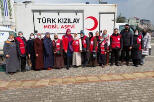 Kızılay Helva Dağıttı