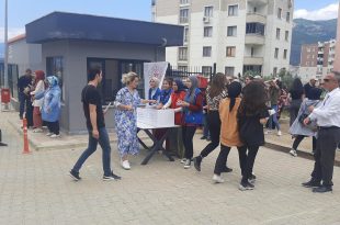 Gemlik Gençlik Merkezi Gönüllü Gençleri Köy okulları için Kalem seti topladılar