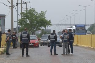 Gemlik'te yasağa rağmen şehir dışından yürüyüş için gelenlere izin verilmiyor