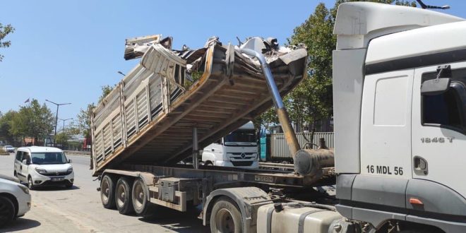 Damperi Açık Kamyon, Dörtyol Köprüsüne Çarptı