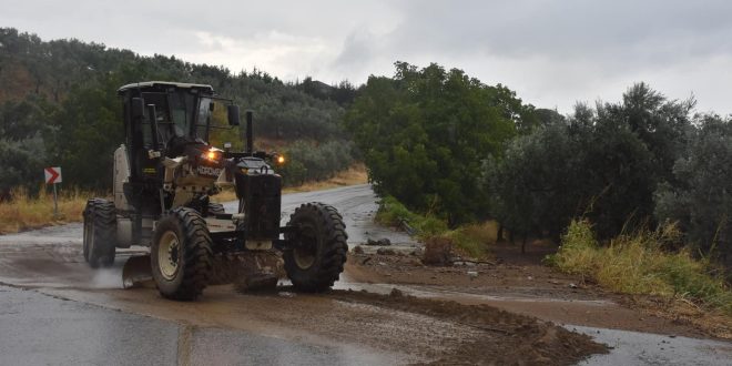 Yağıştan kapanan yolu Gemlik Belediyesi açtı