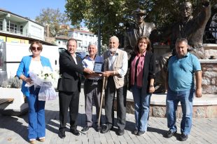 Gemlik'te 96 yaşındaki zeytinciye onur plaketi