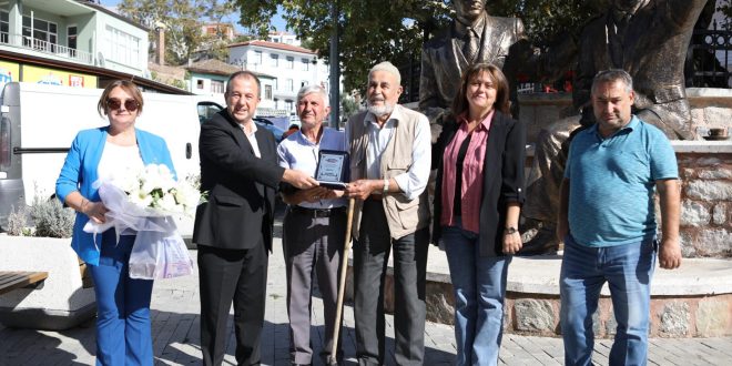 Gemlik'te 96 yaşındaki zeytinciye onur plaketi
