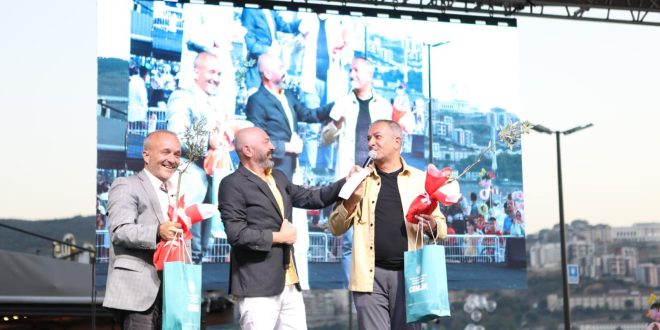 Gazeteciler Yavuz Oğhan ve Akif Beki Gemlik Zeytini Festivali’nde okurlarıyla buluştu