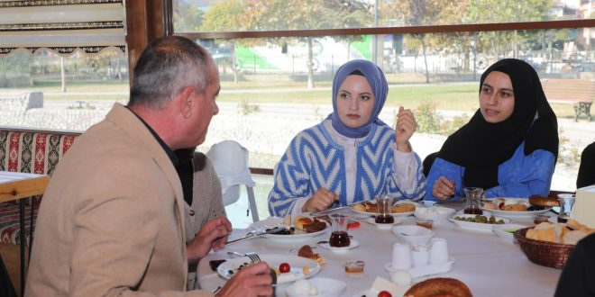 BAŞKAN SERTASLAN ÜNİVERSİTE ÖĞRENCİLERİYLE BİR ARAYA GELDİ