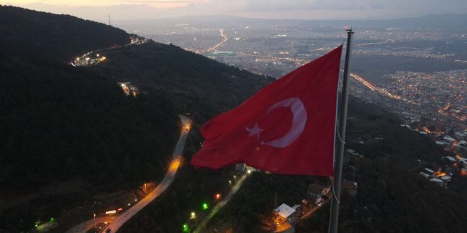 600 metrekarelik Türk bayrağı göklere çekildi