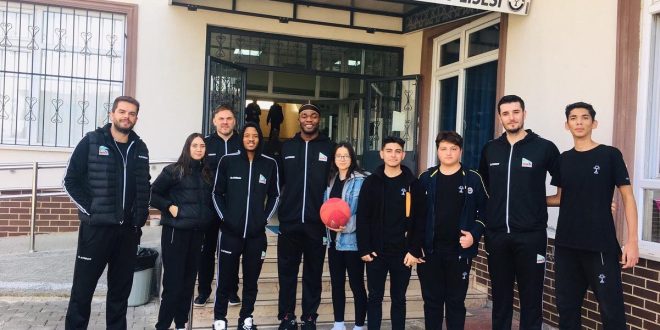 Akran Gemlik Basketbol Kulübünden Gemport Gemlik Anadolu Lisesi'ne ziyaret…