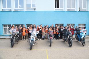 Gemlik Motosikletliler Derneği Küçük Kumla Köyü Ali Kütahya İlk ve Ortaokuluna ziyarette bulundu.