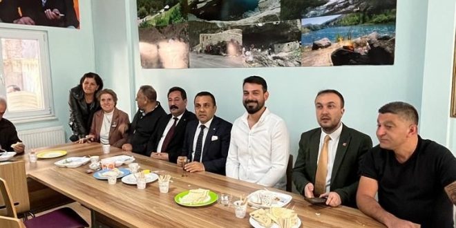 SİYASETÇİLER DERSİMLİLER KAHVALTISINDA BİR ARAYA GELDİ