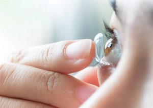 Bilinçsiz kontakt lens kullanımı göz kaybına neden olabilir