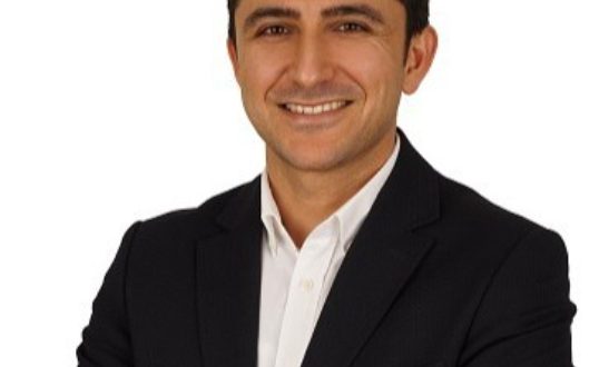 QUA Granite, Ahşabın Sıcak Dokusunu Granitin Sağlamlığıyla Buluşturuyor