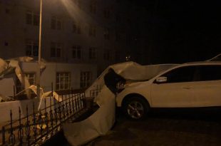 Gemlik’te Okulun Çatısı Araçların Üstüne Uçtu