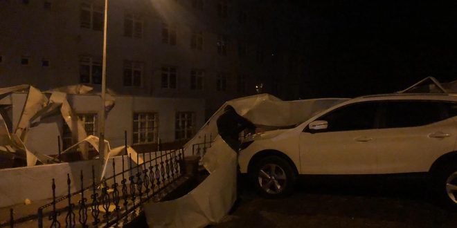 Gemlik’te Okulun Çatısı Araçların Üstüne Uçtu