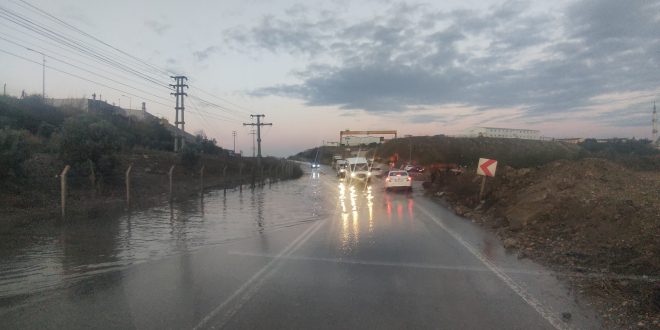 Gemlik’te sel suları yolu kapattı, trafik aksıyor