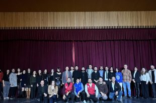 Gemlik 100. Yıl Gençler Arası Ses Yarışması gerçekleştirildi.