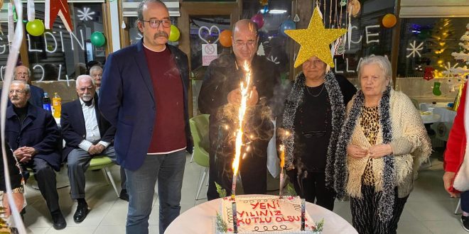 Gemlik Belediyesi yaşlı konuk evinde yılbaşı sevinci