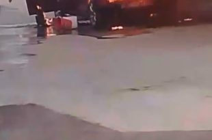Gemlik'te park halindeki otomobil alev alev yandı