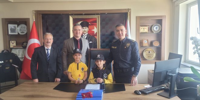 Gemlik Emniyet Müdürü Mustafa KILIÇ koltuğunu 23 Nisan’da minik misafirlerine devretti.