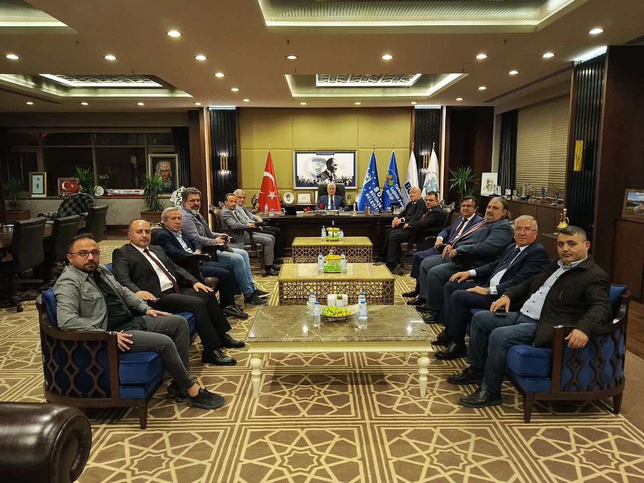 Başkan Bozbey: Türkiye’nin geleceğini"Marmara dayanışması" kurtaracak...

 Başta deprem güvenliği ve Marmara Denizi’nin temizliği olmak üzere, planlamadan ulaşıma kadar Marmara Bölgesi’ndeki tüm belediyelerin güç birliği yaptığını ve ortak hareket etme kararlılığında olduğunu söyleyen Bursa Büyükşehir Belediye Başkanı Mustafa Bozbey, “Türkiye’de sanayi üretiminin ve ticaretin kalbinin attığı Marmara Bölgesi’nde parti ayrımı yapmaksızın belediyeler arasında başlattığımız dayanışma ve ortak çalışma anlayışı, ülkemizin geleceğine çok önemli katkıda bulunacak, deniz kirliliği ve deprem gibi afetlere karşı Türkiye’nin geleceğini kurtaracak” dedi.

Bursa Gazeteciler Cemiyeti Başkanı Nuri Kolaylı ve BGC Yönetim Kurulu üyelerinin ziyaretinde, önümüzdeki 5 yıllık süreçte gerçekleştirmek istediği çalışmalara ilişkin detaylı bilgiler veren Bursa Büyükşehir Belediye Başkanı Mustafa Bozbey, sadece Bursa’da değil, tüm Marmara Bölgesi’nde depreme, çevre kirliğine ve ulaşım sorunlarına karşı ortak çalışma yapılacağını kaydetti.

MARMARA DAYANIŞMASI

Sorunları şehirler ölçeğinde ele almanın yetersiz kaldığını ve özellikle deprem ve Marmara Denizi’nin kirliliği gibi felaketlerde ortak hareket etmek gerektiğinin altını çizen Bursa Büyükşehir Belediye Başkanı Mustafa Bozbey, şu bilgileri verdi;

“Depreme karşı hazırlık, çevre kirliliğini önleme veya ulaşım gibi sorunların çözümünde dar kapsamlı değil, Marmara Bölgesi ölçeğinde geniş kapsamlı çalışmalar yapmayı hedefliyoruz. İstanbul Büyükşehir Belediyesi’nin desteğiyle önemli mesafe almaya da başladık. İstanbul Planlama Ajansı’nın katkılarıyla planlama çalışmasını yapıyoruz.

Bu planlama çalışması ile bir yandan Bursa’nın sağlıklı gelişmesinin önünü açarken, diğer yandan Marmara Bölgesi’nde tüm dünyaya örnek olacak bir iş birliği sağlayacağız. Bu iş birliğine Marmara Bölgesi’ne sınırı olan şehirlerimizi de dahil edeceğiz.

Marmara Bölgesinde olası bir depremin zararlarını en aza indirmek için belediyeler olarak ortak eylem planları yapacağız. İstanbul’da meydana gelecek bir depremde, Bursa, Çanakkale, Edirne veya Eskişehir belediyeleri, hangi görevleri üstlenecek, bunları planlayacağız. Deprem hangi ilimizde olursa olsun, diğer belediyeler ilk 24 saat içinde nasıl harekete geçecek ve neler yapacak, sonraki görevleri ne olacak, bunları ortaya koyacağız. Tam bir dayanışma sağlayacağız.

Sadece depremde değil, örneğin Marmara Denizi’nin kirliliği konusunda ne yapacağız, bunu planlayacak ve uygulamaya koyacağız. Müsilaj sorununa hep birlikte tanık olduk. Marmara Denizi ne yazık ki yavaş yavaş ölü bir denize dönüşebilir. Marmara denizinin korunması için ortak çalışma yapacağız.”

BURSA’NIN GELECEĞİ PLANLANIYOR

Bursa için 2050, 2075 ve 2100 yıllarına kadar uzanacak 1/100.000’lik planlama çalışmasını temellerini attıklarını da açıklayan Bursa Büyükşehir Belediye Başkanı Mustafa Bozbey bu çalışmanın Bursa’nın 17 ilçesini de ilgilendirdiğini söyledi. Bursa Büyükşehir Belediye Başkanı Mustafa Bozbey ilk olarak plan ortağı olacak olan ilçe belediye başkanlarını tek tek ziyaret edeceğini ve oluşacak ortak akılla çalışmalara yön verileceğini vurgulayarak, “Bursa Planlama Ajansı’nı kuruyoruz. 17 ilçe belediye başkanımızın yanı sıra sivil toplum kuruluşlarını, üniversitelerimizi, muhtarlarımızı, sanayici ve iş insanlarımızı, akademik odaları, bürokratlarımızı, siyasetçilerimizi bir araya getireceğiz. Bursa’nın “Anayasası” haline gelecek olan ve önümüzdeki 100 yıla ışık tutmasını hedeflediğimiz planlama çalışması ortak akılla oluşacak. En fazla bir yıl içinde bu çalışmalar tamamlanmış olacak. Bu arada stratejik planlama çalışmalarımızı da 6 ay içinde bitirmiş olacağız. Ulaşımdan yapılaşmaya, sanayiden turizme kadar Bursa planlı bir gelişim sürecine girecek” dedi.

“SORUN PLANSIZ BÜYÜME”

Bursa’da günümüzde yaşanan sorunların plansız kentsel gelişmeden kaynaklandığına dikkat çeken Bursa Büyükşehir Belediye Başkanı Mustafa Bozbey, açıklamalarını şöyle sürdürdü;

“Bursa’da özel okullar yoğun olarak nerede? Batıda, Nilüfer’de. Sanayi nerede? Şehir Hastanesi nerede? Özel hastaneler çoğunlukla nerede? Hepsi batıda, Nilüfer’de. Peki, genele göre daha uygun fiyatlı konut alanları nerede? Doğu’da. Bu plansız gelişim sonucu ne oluyor? Mavi ve beyaz yakalı emekçi kardeşlerim her sabah şehrin doğusundan batısına gitmek zorunda kalıyor. Akşamları da batıdan doğuya tersine göç başlıyor. İşte plansız gelişmenin Bursa’yı getirdiği üzücü nokta ne yazık ki bu. Bu koşullarda elbette trafik yükünü karayolları kaldıramaz. Zamanında bu konuda sayısız açıklama yaptım, sanayinin batıda yoğunlaştığını, özel okul ve hastanelerin hep batıya yapıldığını, bu durumun Bursa’yı olumsuz etkilediğini defalarca söyledim. Kimse dikkate almadı ve bugün bu çarpık durumu düzeltmek benim görevim oldu.

Ne yapılması gerektiğini biliyoruz ve planlama çalışmalarımız ile bu sorunları ortadan kaldırmak için mesafe alırken, diğer yandan raylı sistemi etkin olarak kullanılabilir hale getirmeye çalışacağız.

TRAFİĞE ÇÖZÜM ARAYIŞI

Ulaşım sorununun çözümü konusunda İstanbul Büyükşehir Belediyesi ile iş birliği içinde çalışmaya başladıklarını ifade eden Bursa Büyükşehir Belediye Başkanı Mustafa Bozbey, önümüzdeki hafta içinde İBB trafik uzmanlarının Bursa’ya gelerek ölçümler yapacağını söyledi. Bursa Büyükşehir Belediye Başkanı Mustafa Bozbey, açıklamalarını şöyle tamamladı;

“Ulaşım mühendisi arkadaşlarımızın bilimsel veriler ışığında kısa sürede hazırlayacakları rapor doğrultusunda kent içi ulaşımı kolaylaştırıcı düzenlemeler yapacağız. Trafik sorununu çözdükçe, çevre sorunları da azalmaya başlayacaktır. Öncelikle egzoz gazlarının neden olduğu hava kirliğinin ortadan kalkmasını umut ediyoruz.  

Aracılığınızla bir müjde de bisiklet severlere vermek istiyorum. İlk aşamada Görükle’den başlayan ve kesintisiz olarak Merinos’a kadar devam eden bisiklet yolu projemizi uygulamaya koyacağız. Aşama aşama bu proje gelişecek ve tüm Bursa bisiklet ile ulaşılabilir bir kent haline gelecek.” 

BGC BAŞKANI KOLAYLI

Yaklaşık 2 saat süren ziyarette verdiği bilgiler için Başkan Bozbey’e teşekkür eden BGC Başkanı Nuri Kolaylı da, Bursa Gazeteciler Cemiyeti olarak Bursa yararına yapılacak çalışmalara destek olmaya hazır olduklarını söyledi. 

Başkan Mustafa Bozbey’e, Bursa Gazeteciler Cemiyeti’ne ve Bursa basınına ilişkin bilgi de veren BGC Başkanı Nuri Kolaylı, Bursa basının, özellikle yerel sorunları gündeme taşıyarak yol gösterici nitelikte yayın yaptığını ifade etti.

Yerel medyanın demokrasilerin gelişmesinde büyük öneme sahip olduğunu vurgulayan BGC Başkanı ve Türkiye Gazeteciler Konfederasyonu Genel Başkanı Nuri Kolaylı, Bursa’nın köklü basın kuruluşlarına sahip olduğunu ve en güçlü yerel medyanın Bursa’da görev yaptığına dikkat çekti.

Bursa Gazeteciler Cemiyeti’nin 77 yıl önce, 1947 yılında kurulduğunu ve o günden bu yana Bursa basınının Türkiye için adeta bir “gazetecilik okulu” olduğunu ifade eden BGC Başkanı Nuri Kolaylı, “BGC olarak öncelikle basın etik değerlerine önem veriyor ve mesleğimizin onuru için mücadele ediyoruz” dedi. 

Ziyarete Bursa Gazeteciler Cemiyeti Başkanı Nuri Kolaylı’nın yanı sıra, Başkan Vekili Fuat Kars, Başkan yardımcıları İhsan Altıkardeş, Hakan Işıkkent ve Ahmet Akhan, Genel Sayman Tevfik Fikret Sönmez, Yönetim Kurulu Üyeleri Ersin Yıldıran, Musa Öztürk, Ruhi Berber, Enhar Güneş ve Hurşit Topal ile BGC Genel Sekreteri Sinan Tunç katıldı.