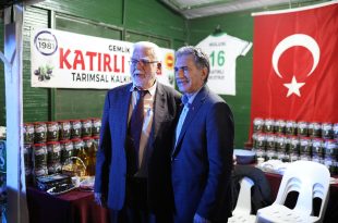 Gemlik Zeytini Festivalinde Zeytin üreticileri ve Kooperatifler zeytini anlattılar.