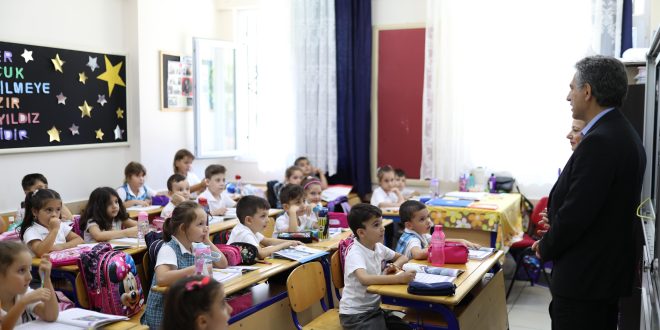 Gemlikli miniklere çantaları Başkan Amcalarından