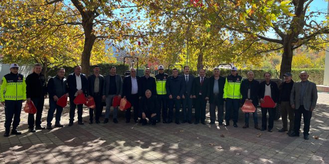 Gemlik İlçe Jandarma Komutanlığı koordinesinde ’’REFLEKTÖR TAK GÖRÜNÜR OL PROJESİ”