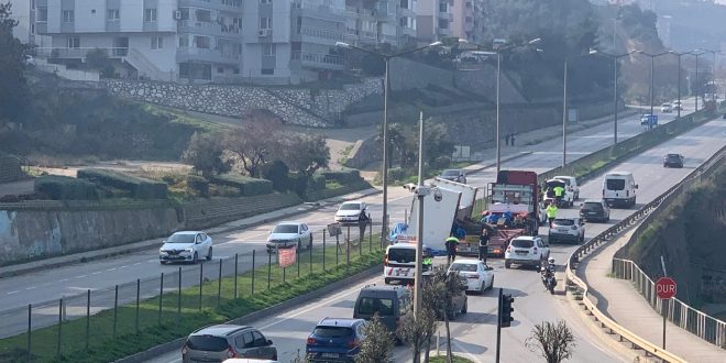 Gemlik’te Tırın üzerindeki makine yola devrildi!