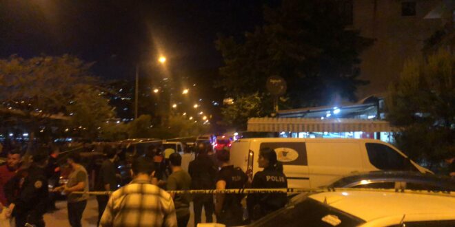 Gemlik’te silahla ağır yaralanan adam vefat etti Gemlik Balıkpazarı mahallesinde akşam saatlerinde meydana gelen olayda ağır yaralı olarak hastaneye kaldırılan vatandaş hayatını kaybetti. Olay yerinden 112 acil ambulansı ile Gemlik Devlet hastanesine kaldırılan ve ilk müdahalenin ardından ameliyata alınan Ümit Tunç (53)isimli vatandan kurtarılamayarak hayatını kaybetti. Olayla ilgili soruşturma geniş çaplı olarak sürdürülürken, silahla yaralamanın hemen ardından polis tarafından gözaltına alınan olayın zanlısı 75 yaşındaki M.K.’nın ise ilçe emniyet müdürlüğündeki işlemleri sürüyor.