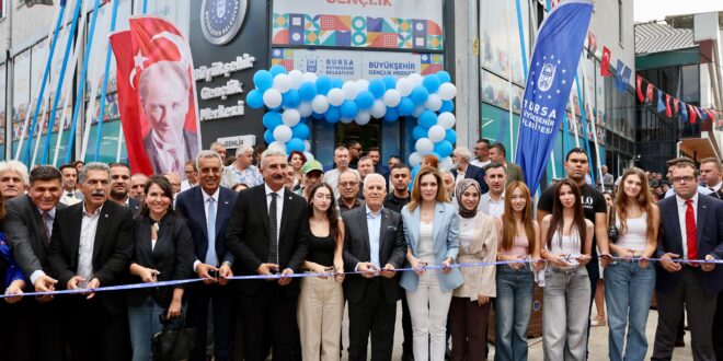 Gençliğe yatırım sürüyor: Gemlik Gençlik Merkezi hizmete açıldı