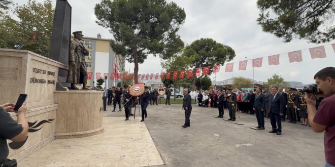Gemlik’te 30 Ağustos Zafer Bayramı Kutlamaları Atatürk Anıtına ilçe kaymakamı Osman Aslan Canbaba ve diğer protokol üyelerinin çelenk sunumu ile başladı.